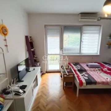 Nameštena spavaća soba sa krevetom, komodom za televizor i izlazom na terasu. - image 13