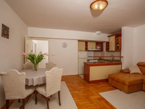 Izdavanje, dvosoban stan, 60m², Dobrota, Kotor - image 6