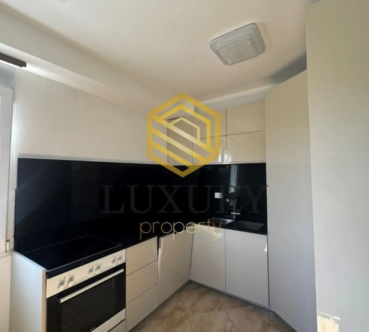 Izdavanje, trosoban stan, 92m², 1 maj, Podgorica
