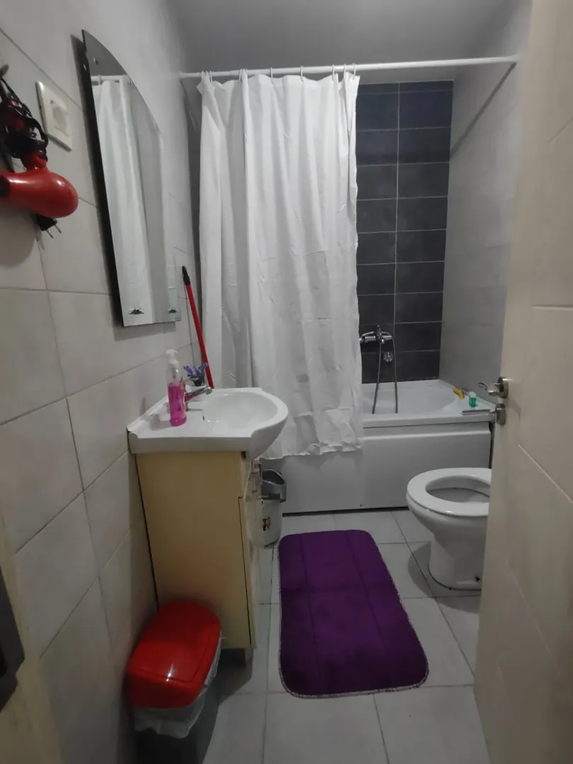 Kompaktno kupatilo sa kadom, umivaonikom i toaletom.