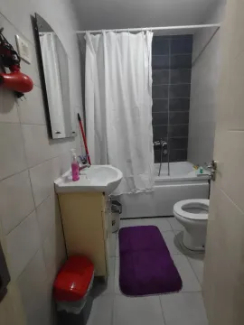 Kompaktno kupatilo sa kadom, umivaonikom i toaletom. - image 8