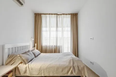 Spavaća soba sa bračnim krevetom i prozorom sa zavesama. - image 13