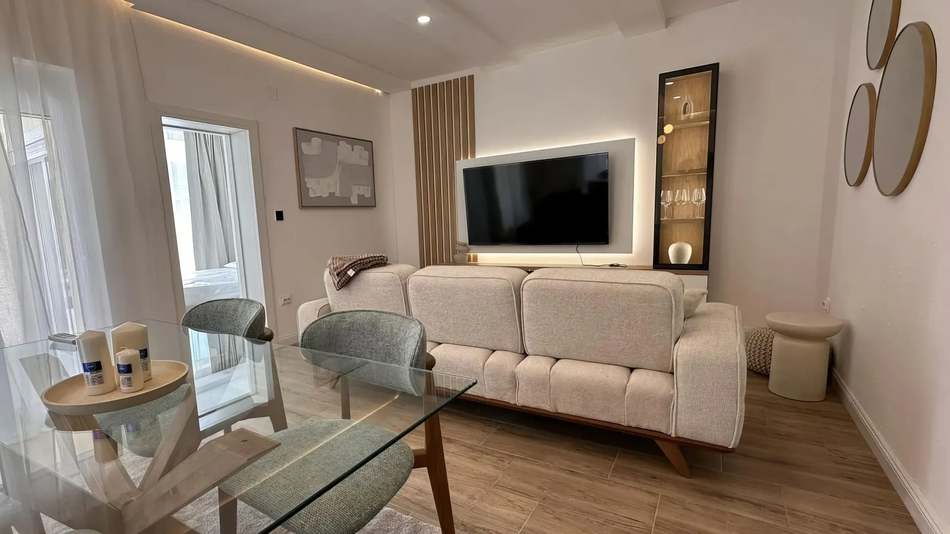 Izdavanje, dvosoban stan, 89m², Zelenika, Herceg Novi