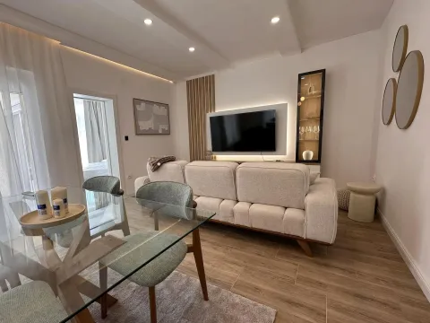 Izdavanje, dvosoban stan, 89m², Zelenika, Herceg Novi - image 2