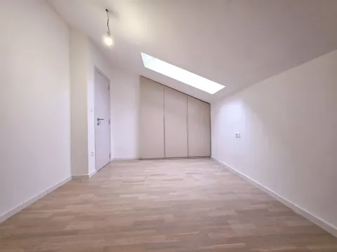 Prazna soba u potkrovlju sa ugradnim plakarom i krovnim prozorom. - image 6