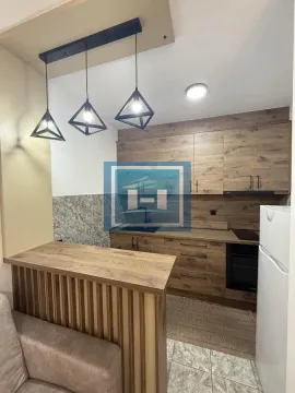 Moderna kuhinja sa drvenim elementima i šankom. - image 6