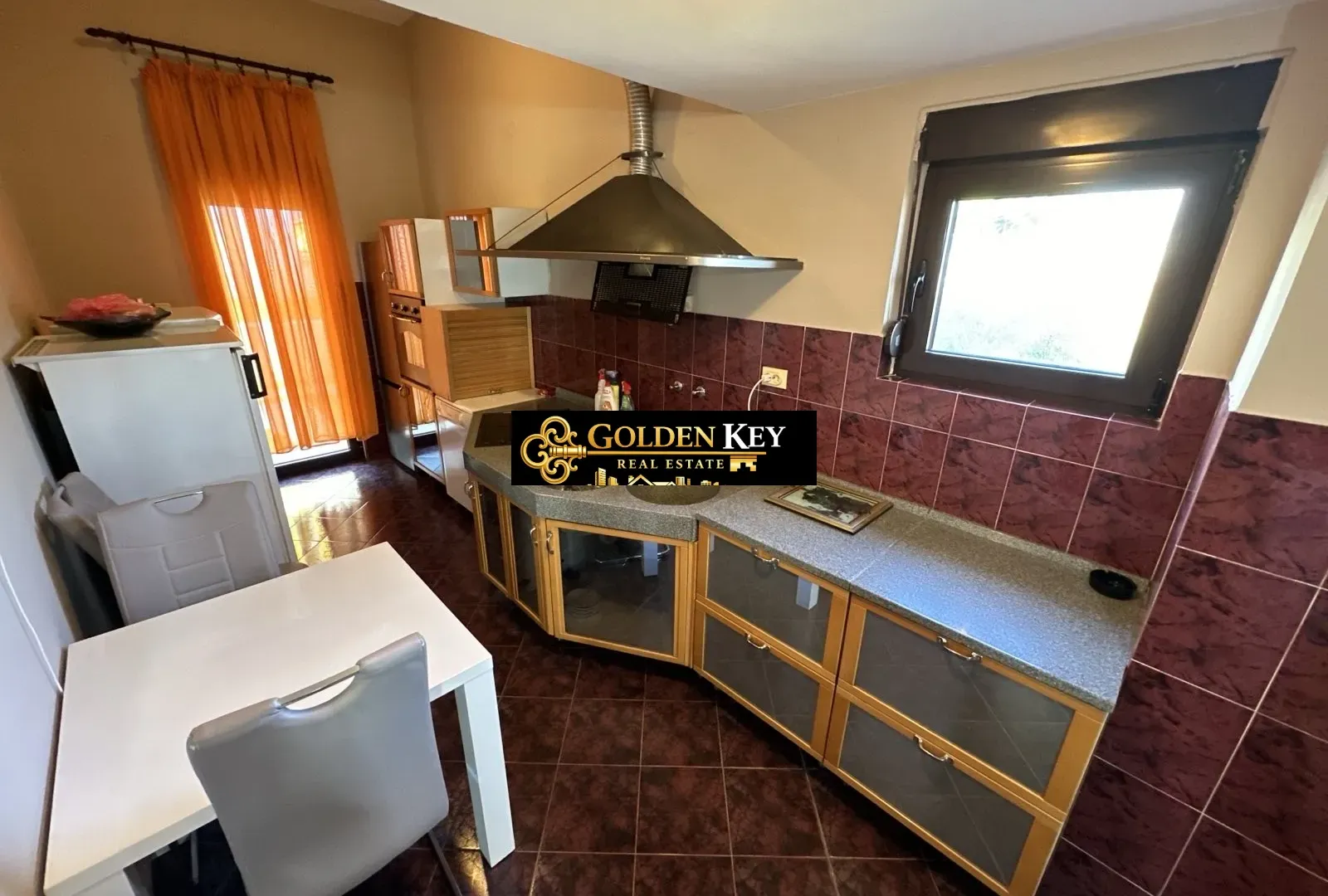 Izdavanje, kuća, 380m², Gorica C, Podgorica