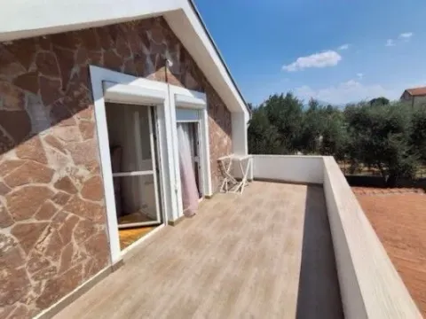 Izdavanje, kuća, 120m², Tološi, Podgorica - image 7