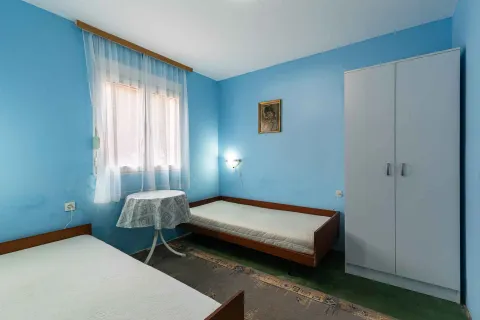 Spavaća soba sa dva kreveta i plakarom. - image 33