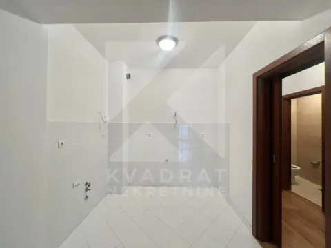 Nenamešten prostor pripremljen za ugradnju kuhinje sa priključcima na zidu. - image 3