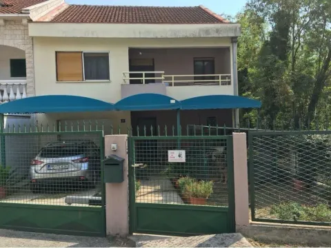 Dvospratna kuća sa ograđenim dvorištem i parking mjestom. - image 7