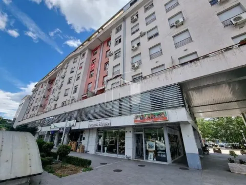 Pogled na spoljašnjost stambene zgrade sa poslovnim prostorima u prizemlju. - image 16