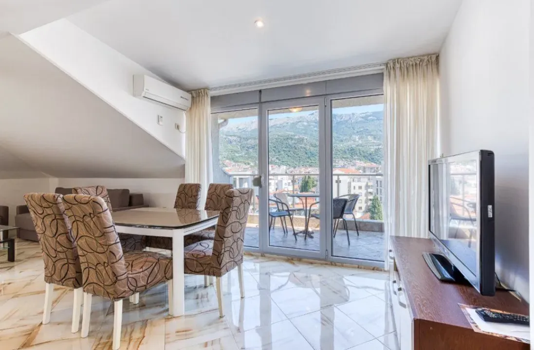 Izdavanje, dvosoban stan, 70m², Centar, Budva