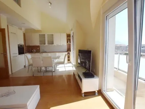 Izdavanje, trosoban stan, 106m², Tivat, Crna Gora - image 3