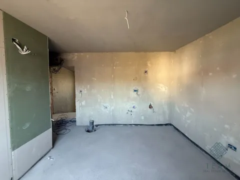 Pogled na praznu prostoriju u sivoj fazi sa pripremljenim instalacijama. - image 2