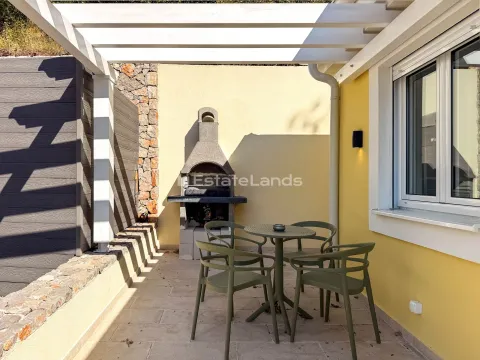 Natkrivena terasa sa garniturom za sjedenje i roštiljem. - image 16