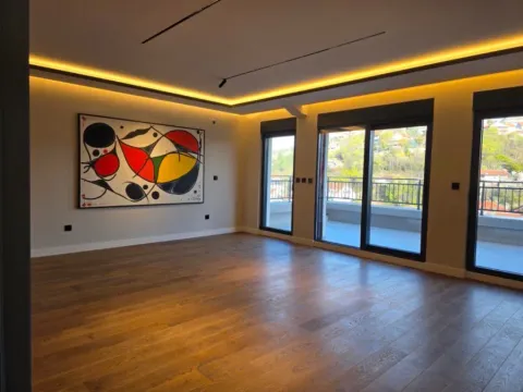 Izdavanje, trosoban stan, 163m², Dalmatinska ulica, Podgorica - image 4