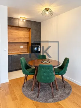 Kuhinja sa trpezarijom i modernim zelenim stolicama. - image 7