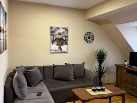 Izdavanje, dvosoban stan, 65m², Centar, Kolašin - image 2