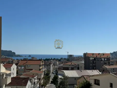 Pogled na grad i more sa terase. - image 3