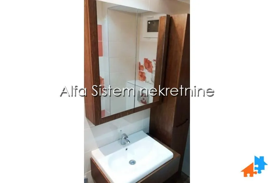 Bathroom with a washbasin and a mirrored cabinet.