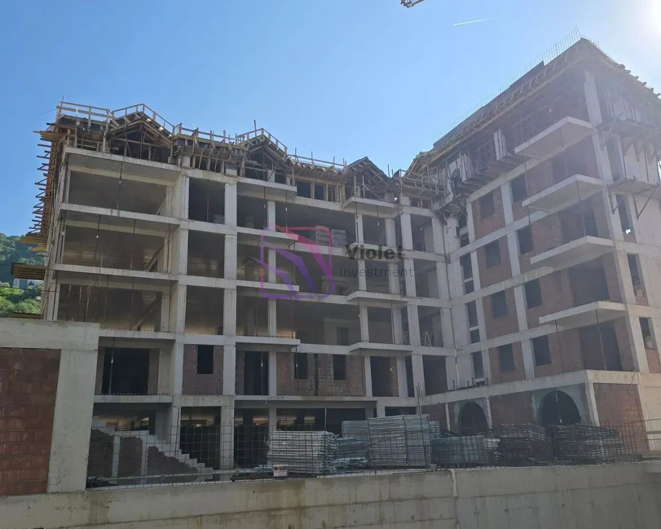 Pogled na zgradu u izgradnji sa betonskom konstrukcijom.