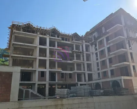 Pogled na zgradu u izgradnji sa betonskom konstrukcijom. - image 7
