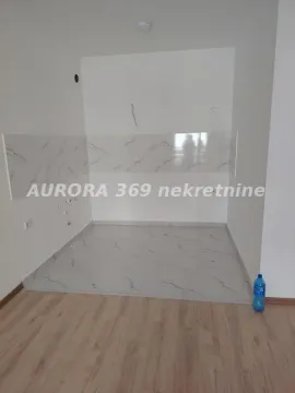 Nenamešten dio kuhinje sa keramičkim pločicama na zidu i podu. - image 4