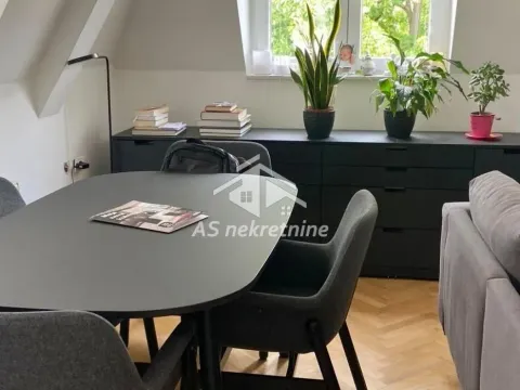 Dnevna soba sa trpezarijskim stolom, garniturom i crnom komodom. - image 3