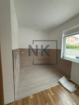 Neopremljena kuhinja sa keramičkim pločicama i prozorom. - image 2