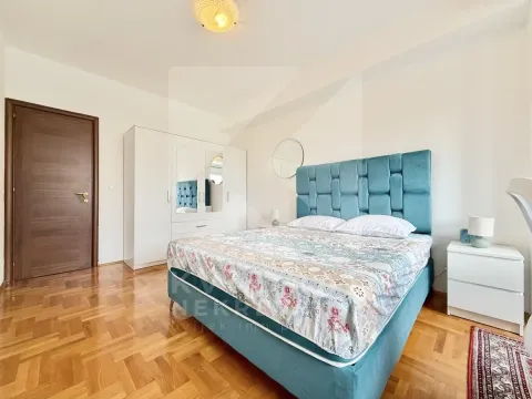 Namještena spavaća soba sa bračnim krevetom, bijelim garderoberom i parketom na podu. - image 6