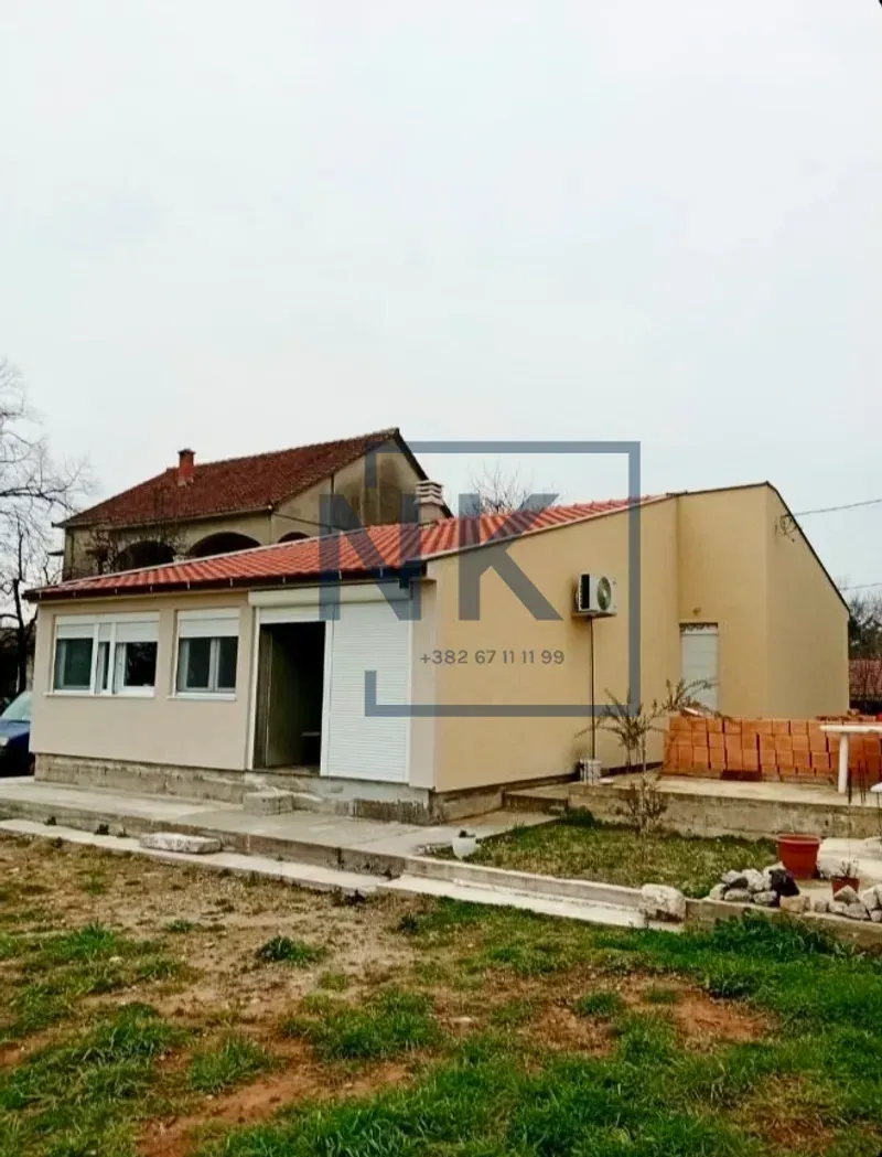 Pogled na spoljašnjost kuće sa dvorištem.