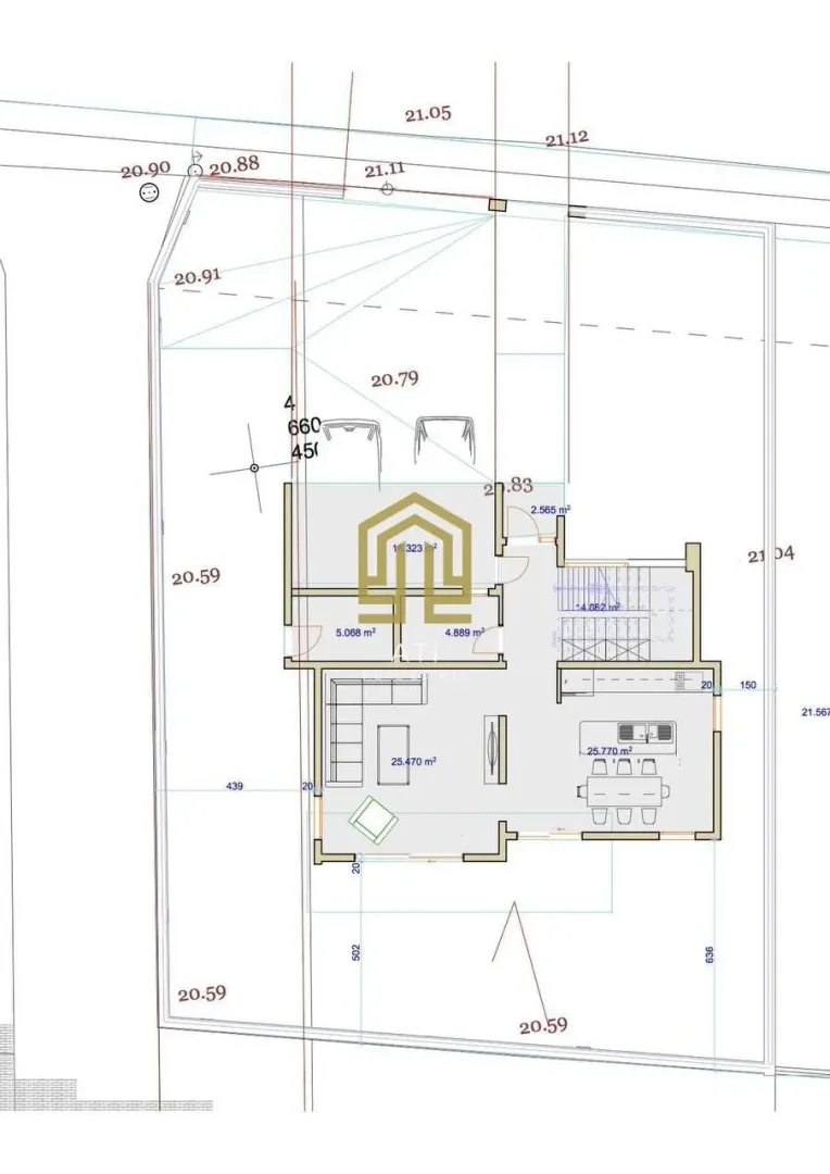 Arhitektonski plan osnove prizemlja objekta sa ucrtanim namještajem i dimenzijama.