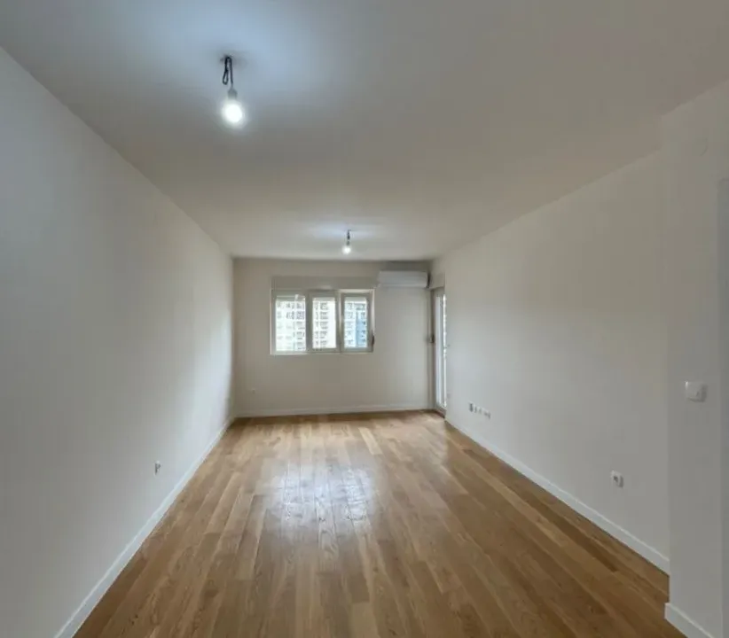 Izdavanje, jednosoban stan, 49m², Central Point, Podgorica