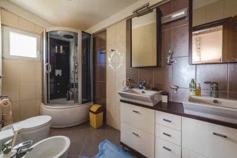 Izdavanje, kuća, 200m², Rafailovići, Budva - image 18