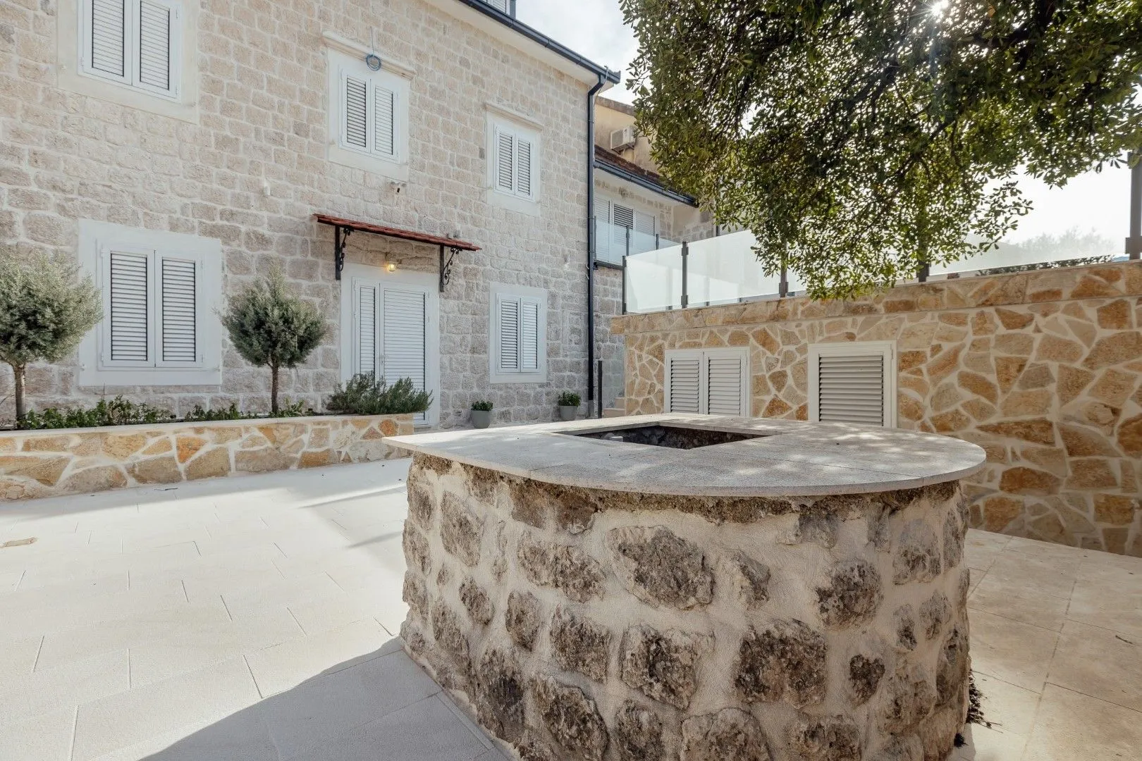 Sale, house, 380m², Ljuta, Kotor