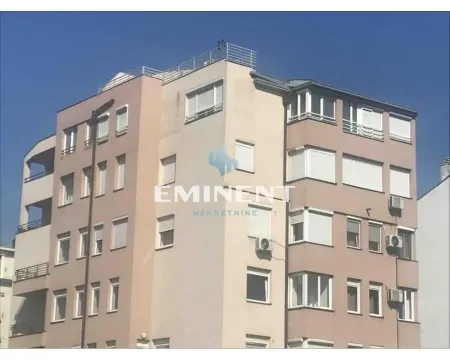 Pogled na spoljašnjost stambene zgrade sa prozorima i roletnama. - image 16