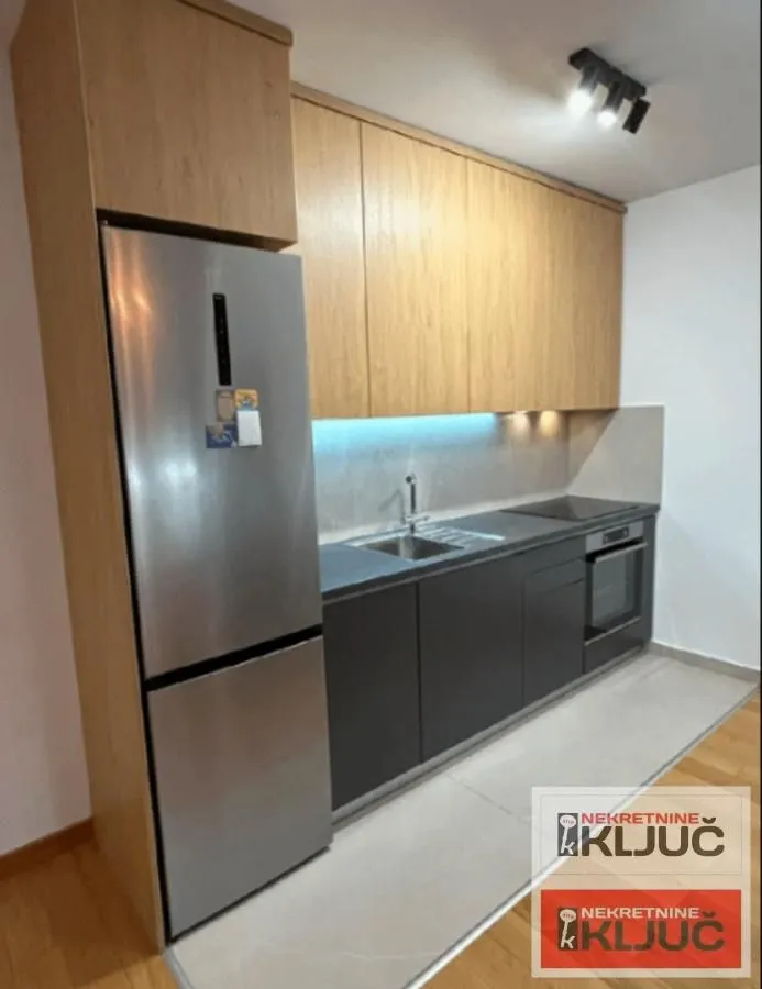 Izdavanje, dvosoban stan, 70m², Centar, Novi Sad