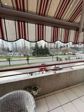 Pogled sa terase na ulicu i okolno zelenilo. - image 4