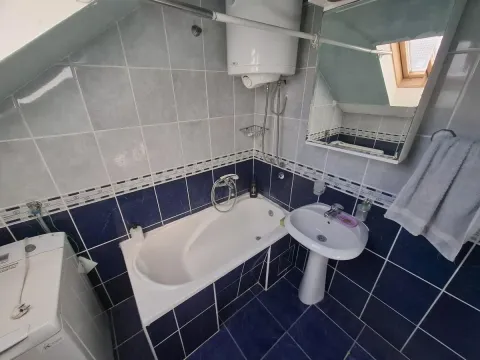 Kupatilo sa kadom, umivaonikom i bojlerom u potkrovlju. - image 17