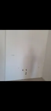Prikaz priključaka za vodu i struju na bijelom zidu u prostoriji. - image 7