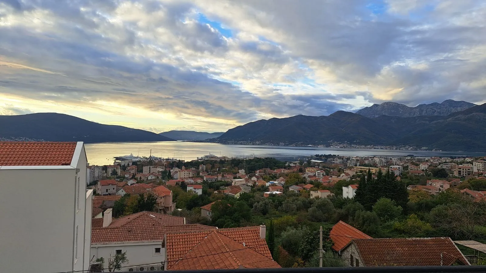 Izdavanje, trosoban stan, 106m², Tripovići, Tivat