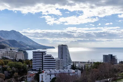 Pogled na more i gradske zgrade sa planinama u pozadini. - image 15