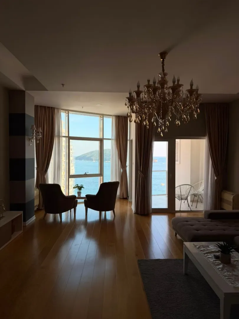 Living room with sea view and access to the terrace.