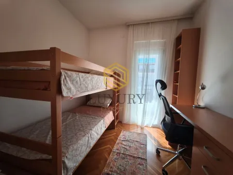 Dječija soba sa krevetom na sprat, radnim stolom i parketom. - image 13