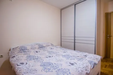 Spavaća soba sa bračnim krevetom i ugradnim plakarom. - image 6