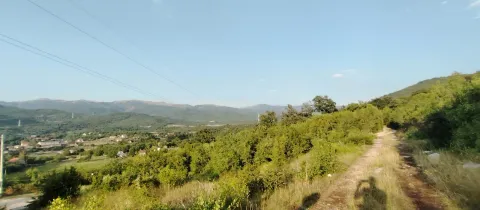 Pogled na okolnu prirodu, brda i naselje iz daljine. - image 10