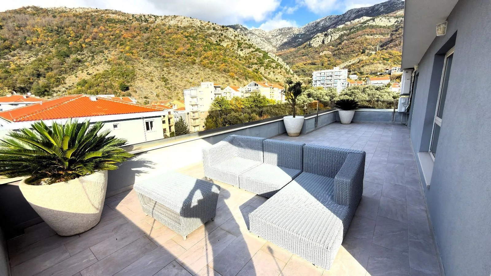 Sale, three bedroom apartment, 184m², Bečići, Budva
