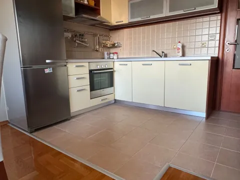 Izdavanje, trosoban stan, 88m², Dajbabe, Podgorica - image 18