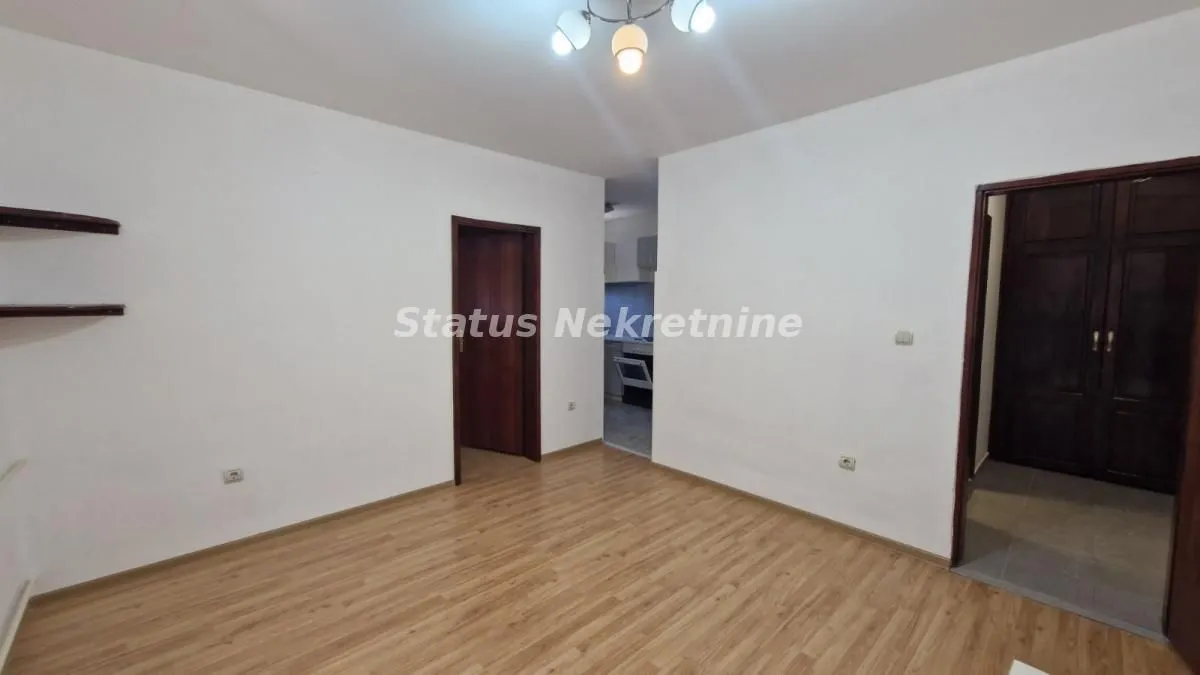 Izdavanje, dvosoban stan, 42m², Centar, Novi Sad